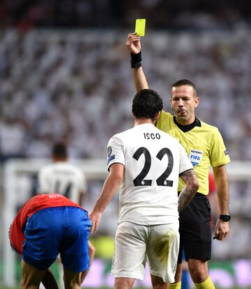 El ¨¢rbitro Orel Grinfeld ense?¨® la cartulina amarilla a Isco.