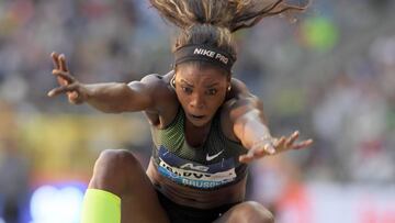 Caterine Ibargüen durante una prueba de salto largo en la Liga Diamante.