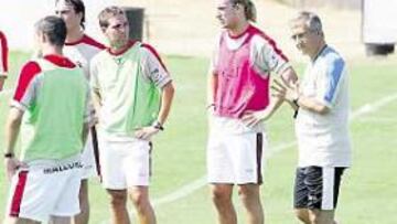 <b>VUELTA AL TRABAJO. </b>Los jugadores mallorquinistas se ejercitan de nuevo a las ordenes de Gregorio Manzano.