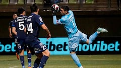 El jugador de Universidad Católica, Matías Dituro, es fotografiado durante el partido de Primera División contra Deportes Copiapó.