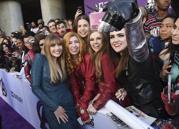 Elizabeth Olsen tomándose fotos con los fanáticos de Avengers en la premiere de Avengers: Endgame.