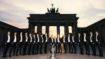 Posado de los dos equipos frente a la Puerta de Brandeburgo, monumento neoclásico del siglo xviii situado en Berlín.