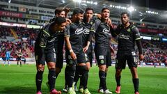 Jugadores de Chivas festejan el triunfo sobre Necaxa