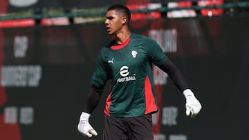 Devis Vásquez rescinde su contrato con Milan.