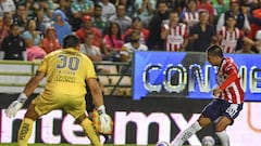 Yael Padilla anotó el gol del triunfo en su debut con Chivas ante León.