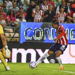 Chivas arranca con triunfo gracias a debutante