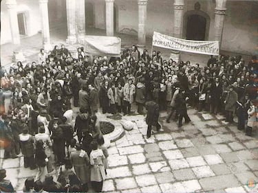 El cierre empezó el 8 de febrero de 1975 hasta octubre del mismo año. La decisión del gobierno de Arias Navarro a través del ministro de Educación Cruz Martínez Esteruelas de cerrar la universidad vallisoletana tuvo como objetivo suprimir las crecientes protestas estudiantiles y la oposición al régimen. Provocó que 8.000 estudiantes no pudieran acudir a las aulas durante ese tiempo. Estos hechos dieron lugar a la Universidad Paralela (clandestina), promovida por algunos alumnos y profesores para impartir las asignaturas de las diferentes titulaciones de la cerrada universidad. Ante esta situación la ciudad de Valladolid reaccionó contra el fraquismo saliendo a la calle. Otras universidades españolas se mostraron solidarias con la de Valladolid organizando protestas y comunicados de condena. Finalmente, en mayo, el régimen cedió parcialmente a la presión anunciando que los exámenes se realizarían en septiembre y que algunas clases prácticas se reanudarían en verano hasta que en octubre fue finlamente reabierta. 