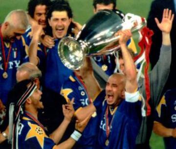 22/05/96 Final de la liga de campeones de 1996 entre la Juventus y el Ajax Gianluca Vialli levantando el trofeo.