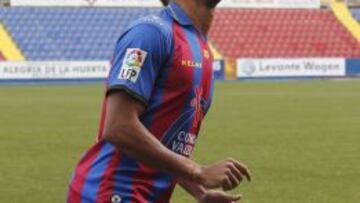 El nuevo jugador del Levante, listo para jugar.