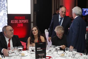 El director de Diario As, Alfredo Relaño, junto a la campeona del mundo y de Europa de boxeo Joana Pastrana. Al lado, el artista Xavier Mariscal lee, mientras que Javier Tebas y Enrique Cerezo dialogan.