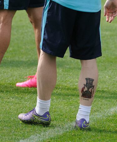 Fue tal la alegría que se tatuó el trofeo de la Supercopa en un gemelo.