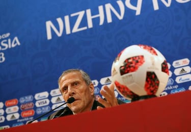 Tabárez refuses to be drawn on Cavani ahead of France clash