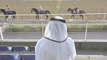 <b>EL HIPÓDROMO DE LAS MIL Y UNA NOCHES. </b>Un árabe, quizá el propio jeque, observa los entrenamientos previos a la gran carrera: la Dubai World Cup.