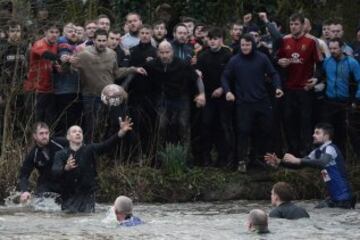 En Ashbourne se celebra todos los años el tradicional partido de fútbol medieval inglés en el que la mitad del pueblo intenta llevar el balón (relleno de corcho para poder flotar) hasta el molino del equipo rival para anotar. Sólo una persona tiene el privilegio de marcar por cada equipo.