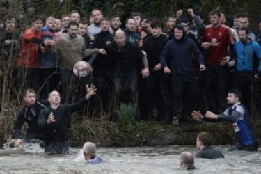 En Ashbourne se celebra todos los años el tradicional partido de fútbol medieval inglés en el que la mitad del pueblo intenta llevar el balón (relleno de corcho para poder flotar) hasta el molino del equipo rival para anotar. Sólo una persona tiene el privilegio de marcar por cada equipo. 