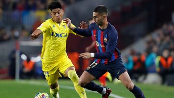 Santiago Arzamendia, en plena disputa con Ferrán Torres en un partido ante el Barcelona.