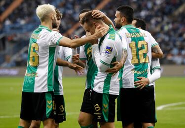 2-2. Los jugadores béticos felicitan al delantero marbellí tras conseguir el gol del empate.