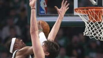Marc Gasol frente a Paul Pierce en el Boston-Grizzlies.