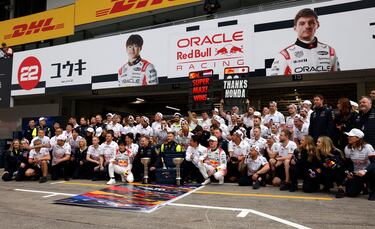El equipo Red Bull celebra en su box la victoria de Max Verstappen en el GP de Japón.