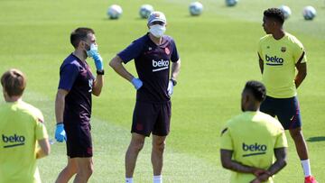 BARCELONA, SPAIN - MAY 18: Head Coach Quique Setien (C) of FC Barcelona wears a face mask during a training session at Ciutat Esportiva Joan Gamper on May 18, 2020 in Barcelona, Spain. Spanish LaLiga clubs are back training in groups of up to 10 players f