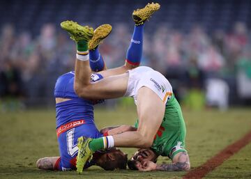 Curtis Scott de los Raiders y Mitchell Pearce de los Knights acabaron de esta manera tras la disputa de un balón durante el partido de la Liga de Rugby australiana.