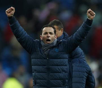 Javi Calleja celebra la histórica victoria del Villarreal en el Bernabéu. 


