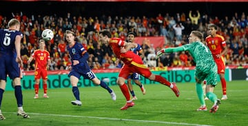 Contra perfecta de La Roja, con Lamine Yamal filtrando para la carrera de Nico Williams. El extremo espa?ol estuvo fino zafndose de su marca, jugando con Oyarzabal. El delantero, que fall en su primer intento de vaselina ante Verbruggen, s lo estuvo rematando de cabeza el rechace, firmando su doblete y el 2-1.