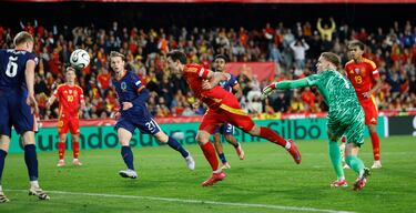 Contra perfecta de La Roja, con Lamine Yamal filtrando para la carrera de Nico Williams. El extremo español estuvo fino zafándose de su marca, jugando con Oyarzabal. El delantero, que falló en su primer intento de vaselina ante Verbruggen, sí lo estuvo rematando de cabeza el rechace, firmando su doblete y el 2-1.