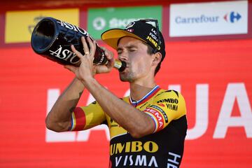 Primoz Roglic celebra la victoria.