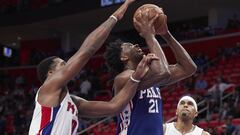 Joel Embiid anota ante la defensa de Andre Drummond y la mirada de Tobias Harris.