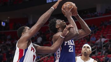 Joel Embiid anota ante la defensa de Andre Drummond y la mirada de Tobias Harris.