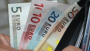 BERLIN, GERMANY - JUNE 21: In this photo illustration a man removes Euro currency bills from a wallet on June 21, 2011 in Berlin, Germany. Eurozone finance ministers are currently seeking to find a solution to Greece's pressing debt problems, including the prospect of the country's inability to meet its financial obligations unless it gets a fresh, multi-billion Euro loan by July 1. Greece's increasing tilt towards bankruptcy is rattling worldwide financial markets, and leading economists warn that bankruptcy would endanger the stability of the Euro and have dire global consequences. (Photo Illustration by Sean Gallup/Getty Images) EURO EUROS MONEDA MONEDAS