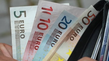 BERLIN, GERMANY - JUNE 21: In this photo illustration a man removes Euro currency bills from a wallet on June 21, 2011 in Berlin, Germany. Eurozone finance ministers are currently seeking to find a solution to Greece's pressing debt problems, including the prospect of the country's inability to meet its financial obligations unless it gets a fresh, multi-billion Euro loan by July 1. Greece's increasing tilt towards bankruptcy is rattling worldwide financial markets, and leading economists warn that bankruptcy would endanger the stability of the Euro and have dire global consequences. (Photo Illustration by Sean Gallup/Getty Images) EURO EUROS MONEDA MONEDAS