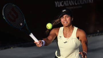 MEX5355. MÉRIDA (MÉXICO), 24/02/2026.- La tenista Jessica Bouzas Maneiro de España devuelve una bola frente a Heather Watson de Reino Unido este martes, en un partido del Mérida Open en Yucatán (México). EFE/ Lorenzo Hernández