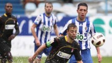 <b>IMPOSIBLE. </b>Dani Benítez intenta controlar el balón en una zona especialmente afectada por la lluvia.