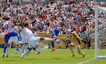 Antoine Griezmann, en la disputa del baln, salta por encima de Igos Jesus y del portero del Botafogo, John.