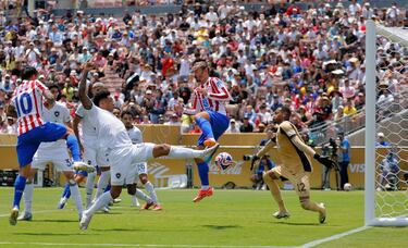 Antoine Griezmann, en la disputa del balón, salta por encima de Igos Jesus y del portero del Botafogo, John.