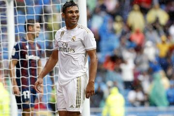 Real Madrid 3-0 Levante | Vinicius llegó por la derecha y metió un centro tenso para que Casemiro en el segundo palo marcara a placer ante Aitor.