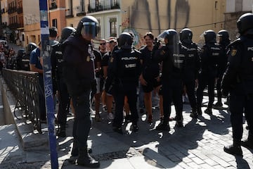 Agentes de policía escoltan a los seguidores del Feyenoord desde la Plaza Mayor de Madrid hasta los alrededores del Metropolitano.