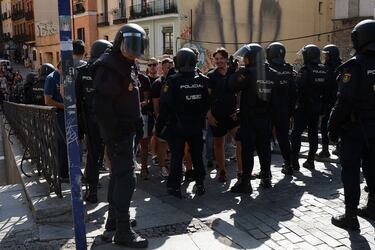 Agentes de policía escoltan a los seguidores del Feyenoord desde la Plaza Mayor de Madrid hasta los alrededores del Metropolitano.
