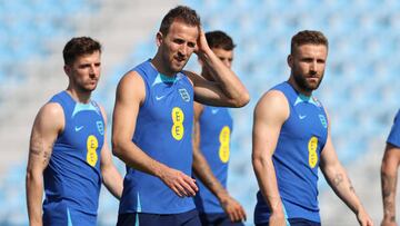 DOHA, QATAR - NOVEMBER 18: England captain Harry Kane alongside Mason Mount (l) and Luke Shaw (r) during the England Training Session at Al Wakrah Stadium on November 18, 2022 in Doha, Qatar. (Photo by Michael Steele/Getty Images)