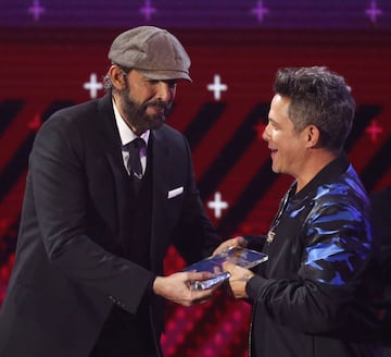 Juan Luis Guerra fue el encargado de entregar el premio a Sanz.