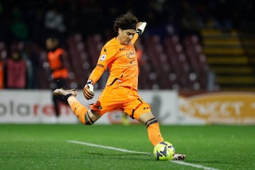 SALERNO, ITALY - JANUARY 21: Guillermo Ochoa of US Salernitana controls the ball during the Serie A match between Salernitana and SSC Napoli at Stadio Arechi on January 21, 2023 in Salerno, Italy. (Photo by Matteo Ciambelli/DeFodi Images via Getty Images)