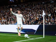 Mastantuono saca un córner con el Real Madrid.