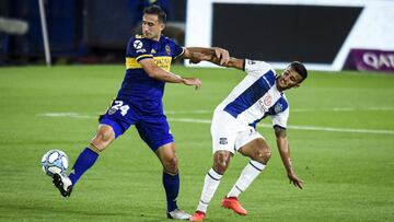 BUENOS AIRES, ARGENTINA - NOVEMBER 15: Carlos Izquierdoz of Boca Juniors fights for the ball with Guilherme Parede of Talleres during a match between Boca Juniors and Talleres as part of the third round of Copa Liga Profesional 2020 at Estadio Alberto J. Armando on November 15, 2020 in Buenos Aires, Argentina. (Photo by Marcelo Endelli/Getty Images)