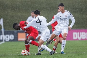 Disputa durante el Real Madrid Castilla - Sevilla Atltico.