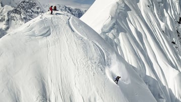 Victor De Le Rue practicando snowboard freeride.