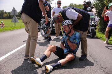 El ciclista nacido en la Isla de Man ha abandonado el Tour de Francia tras romperse la clavícula en una durísima caída durante la octava etapa. A 63 km de meta, y cuando iba a 44,9 km/h, el británico se fue al suelo y tuvo que abandonar.