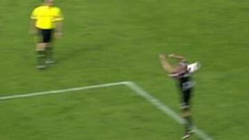 <b>35'. </b>No hay penalti de Laure. El balón le da en la espalda.