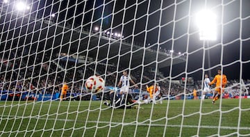 0-1. Luka Modric, a su llegada al Área Pepinera, Recibe El Balón de Rodrogo Para Superar A Juan Soriano Con UN Disparo con la Pierna Derecha.